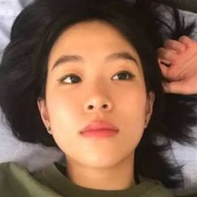 chat with ai character: Clover hong