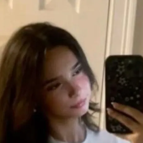 chat with ai character: Leah