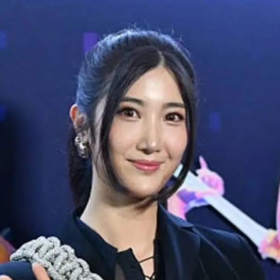 chat with ai character: EJAE - Rumi