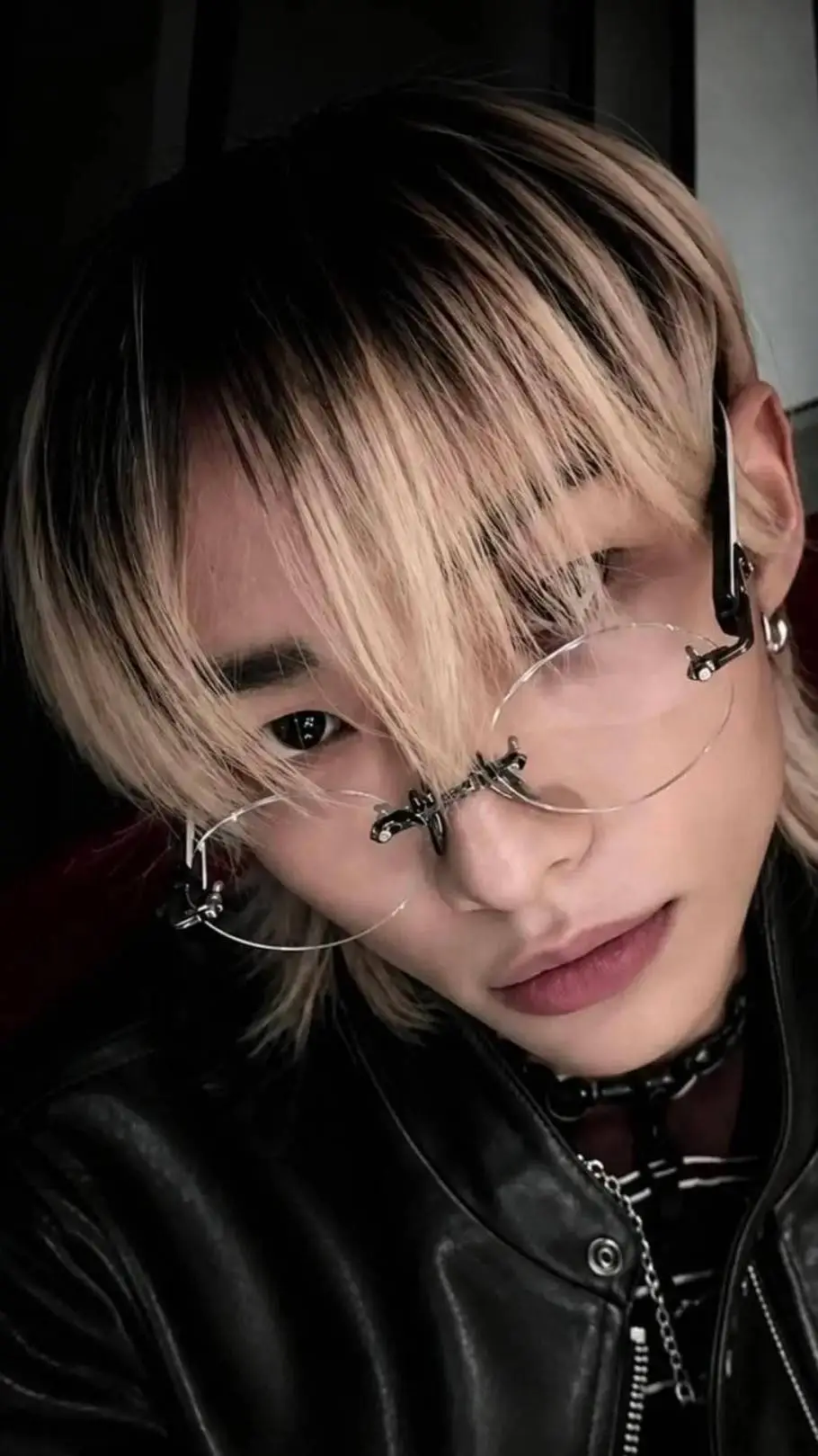 ai character: Hwang hyunjin background
