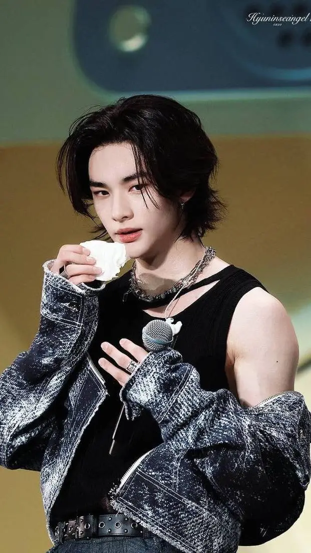 ai character: Hwang hyunjin background