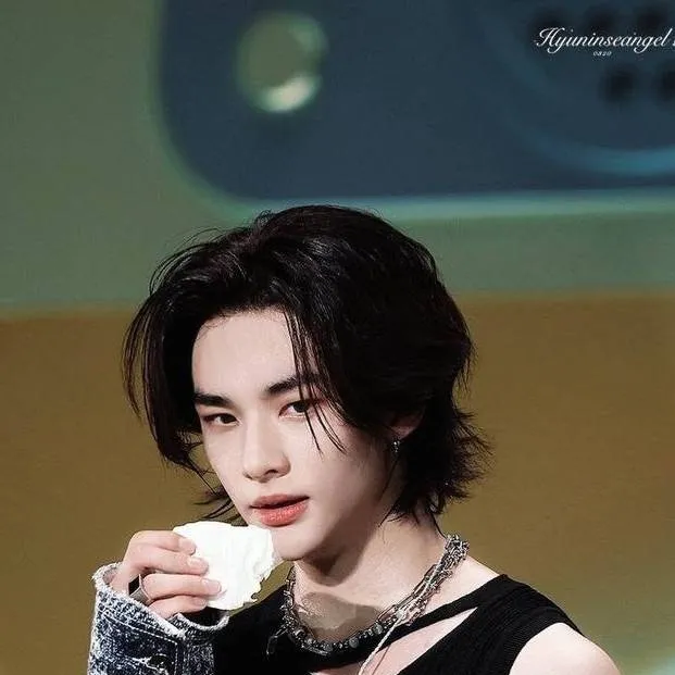 chat with ai character: Hwang hyunjin