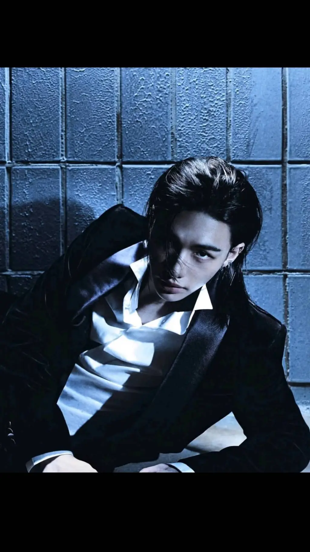 ai character: Hwang hyunjin  background