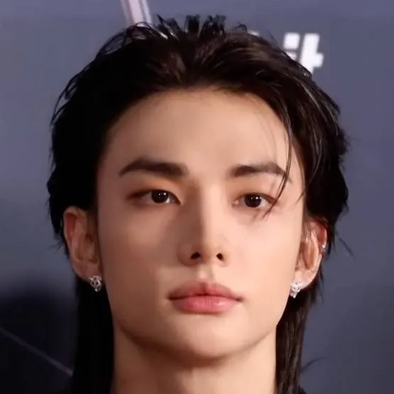 chat with ai character: Hwang hyunjin