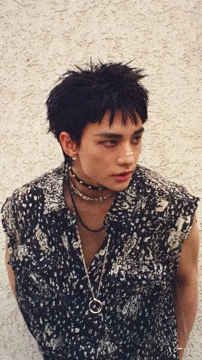 ai character: Hyunjin ❤️ background