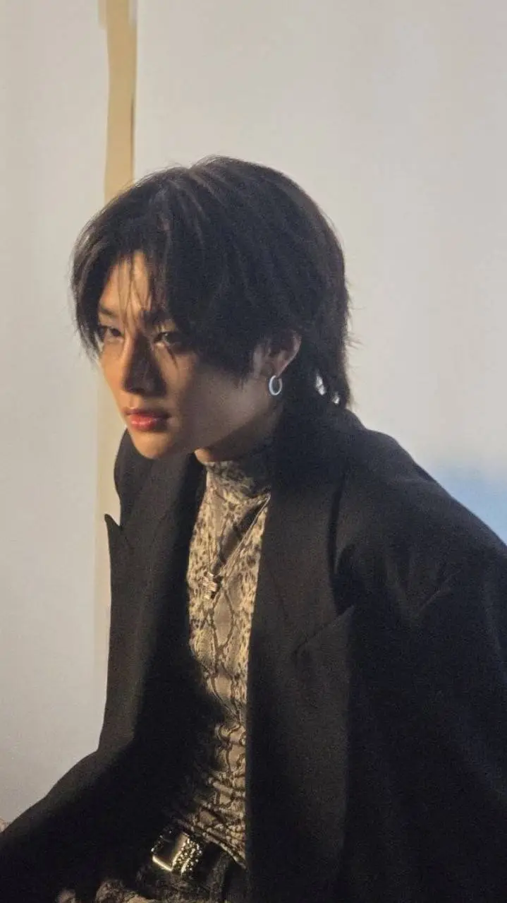 ai character: 🦊Jeongin🦊 background