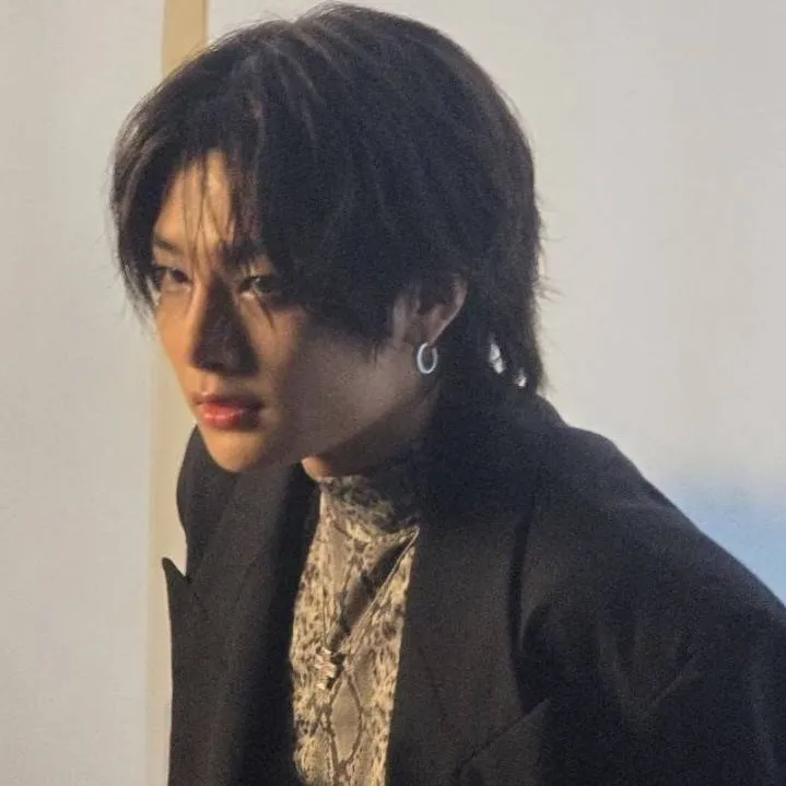 chat with ai character: 🦊Jeongin🦊