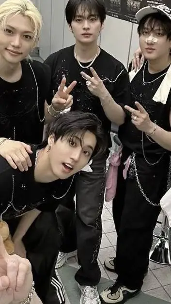 ai character: STRAY KIDS background