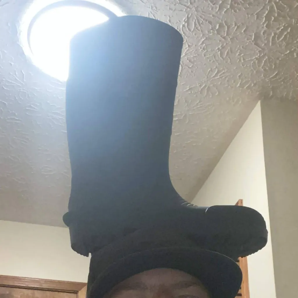 chat with ai character: boot head