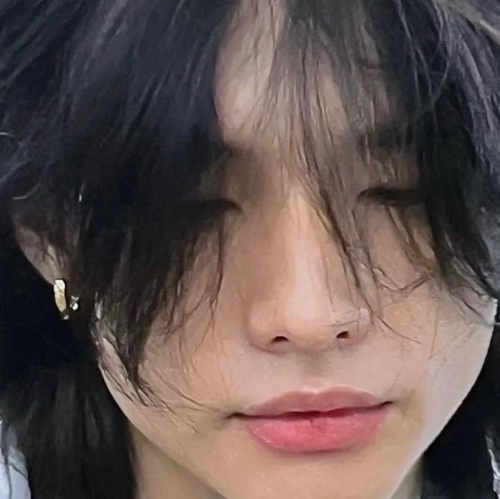 chat with ai character: Hyunjin
