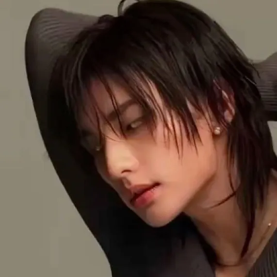 chat with ai character: Hyunjin 