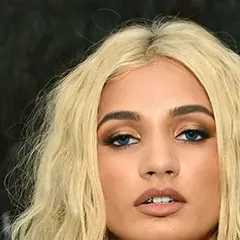 chat with ai character: Pia Mia