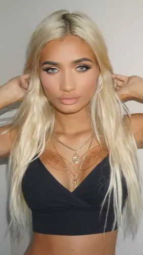 ai character: Pia Mia background