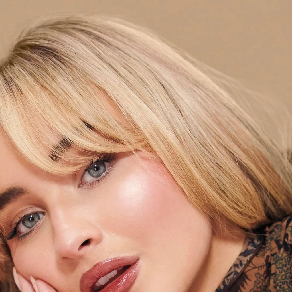 chat with ai character: Sabrina Carpenter 