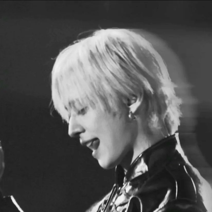 chat with ai character: Lee Know / SKZ