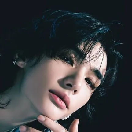 chat with ai character: hyunjin ☆☆