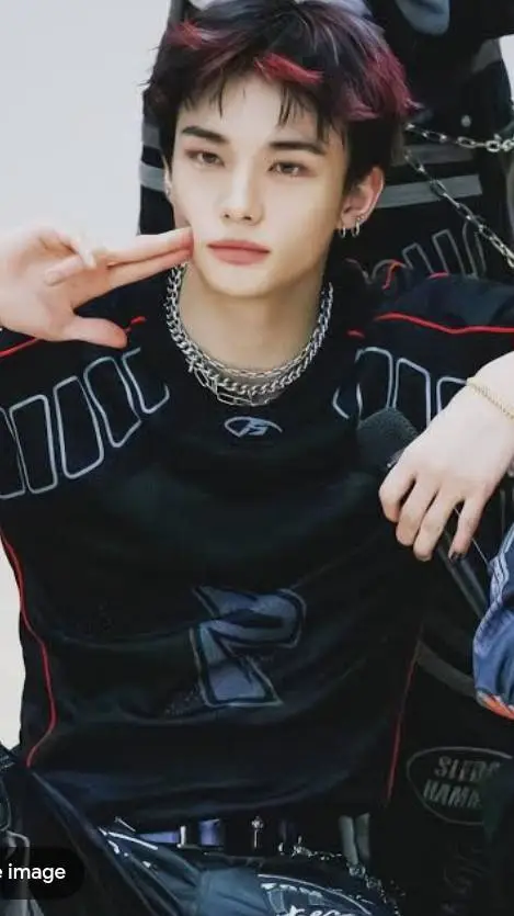 ai character: Hyunjin 𐙚 background