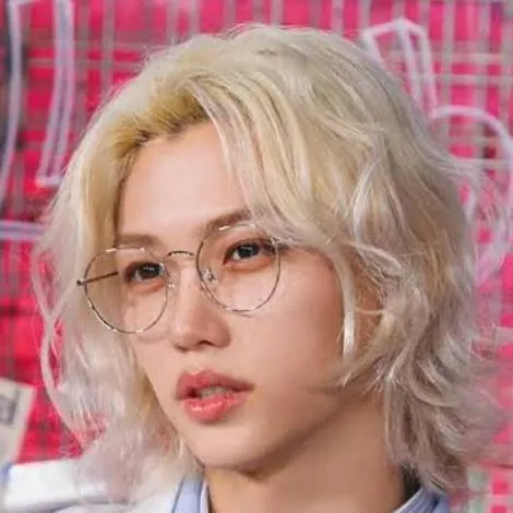 chat with ai character: Lee felix ☆