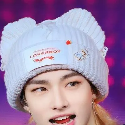 chat with ai character: Hyunjin 