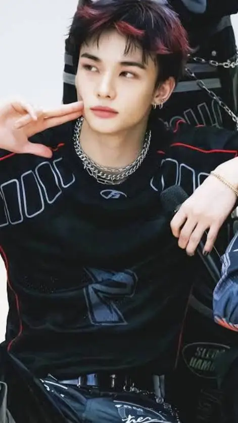 ai character: Hwang Hyunjin. background
