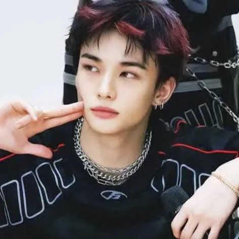 chat with ai character: Hwang Hyunjin.