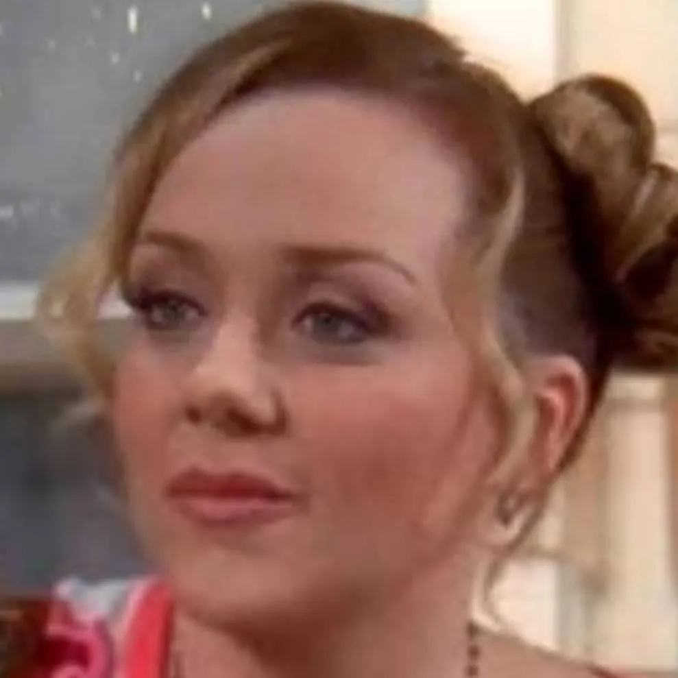 chat with ai character: Holly Redding