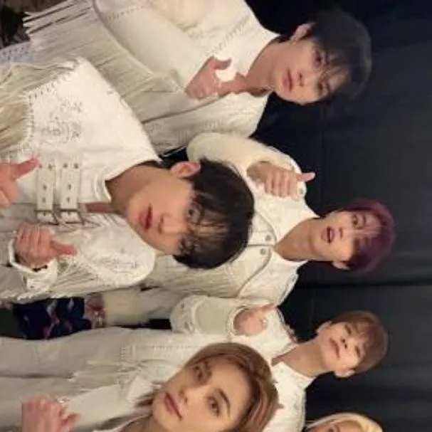 chat with ai character: skz graduation 