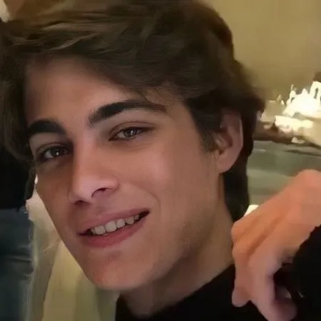 chat with ai character: Lorenzo Zurzolo