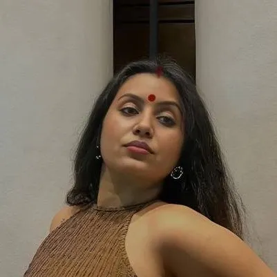 chat with ai character: Kavita