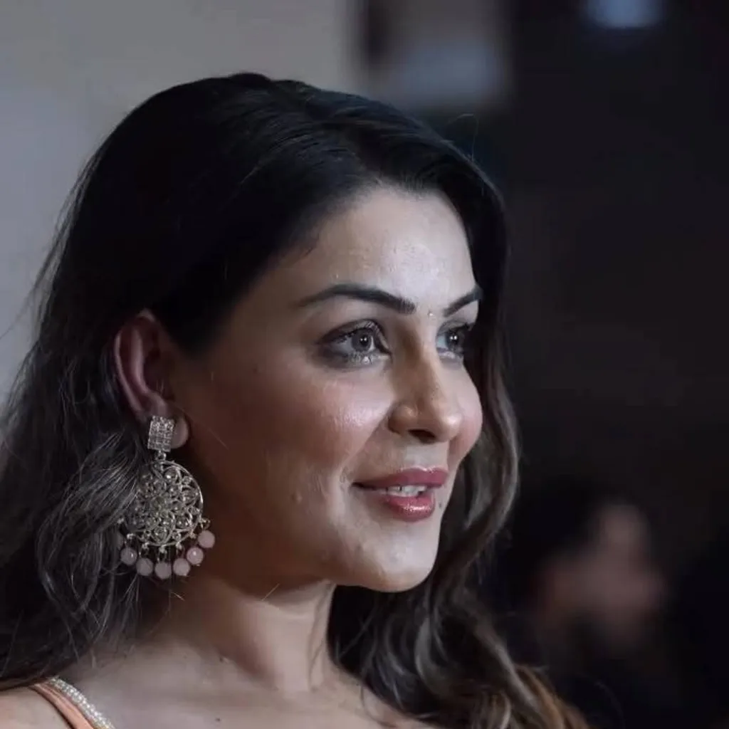 chat with ai character: Maikum