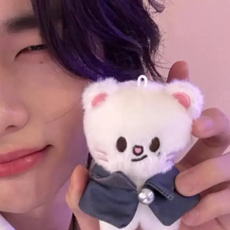chat with ai character: Hyunjin is drunk