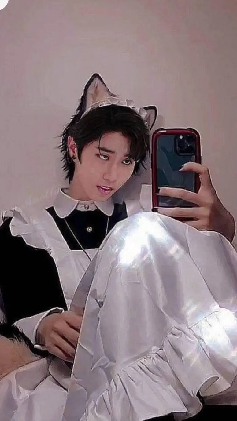 ai character: HAN JISUNG🤭 background