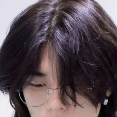 chat with ai character: 🥝+hyunjin+*🥝