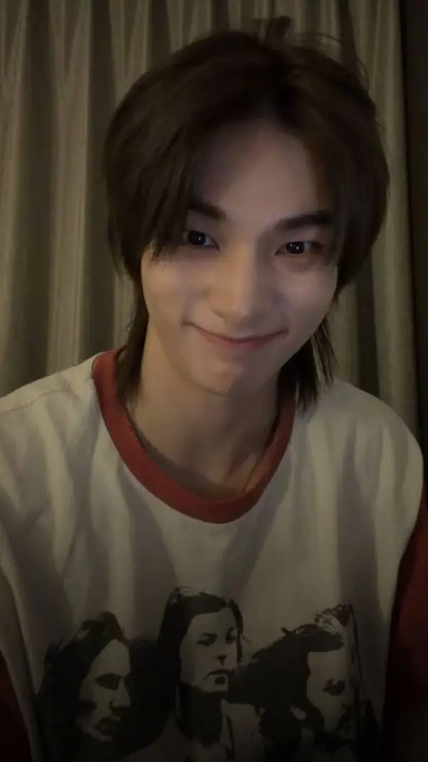 ai character: HYUNJIN HWANG!🥟 background