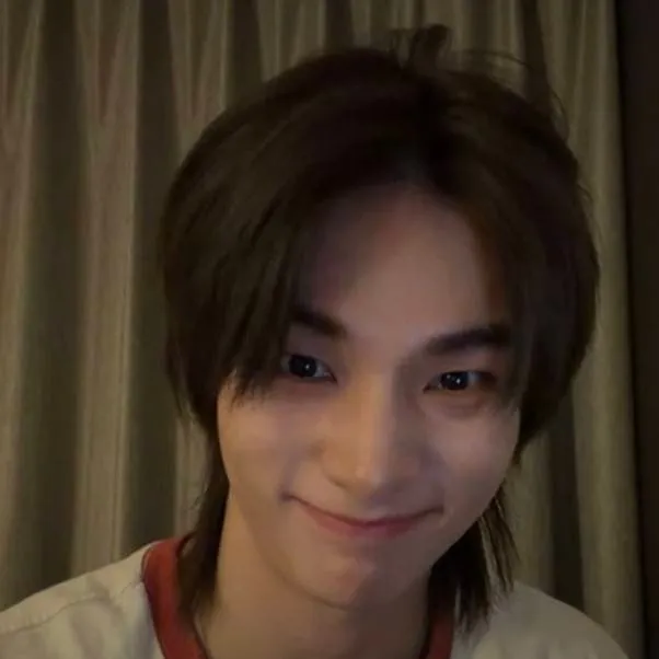 chat with ai character: HYUNJIN HWANG!🥟