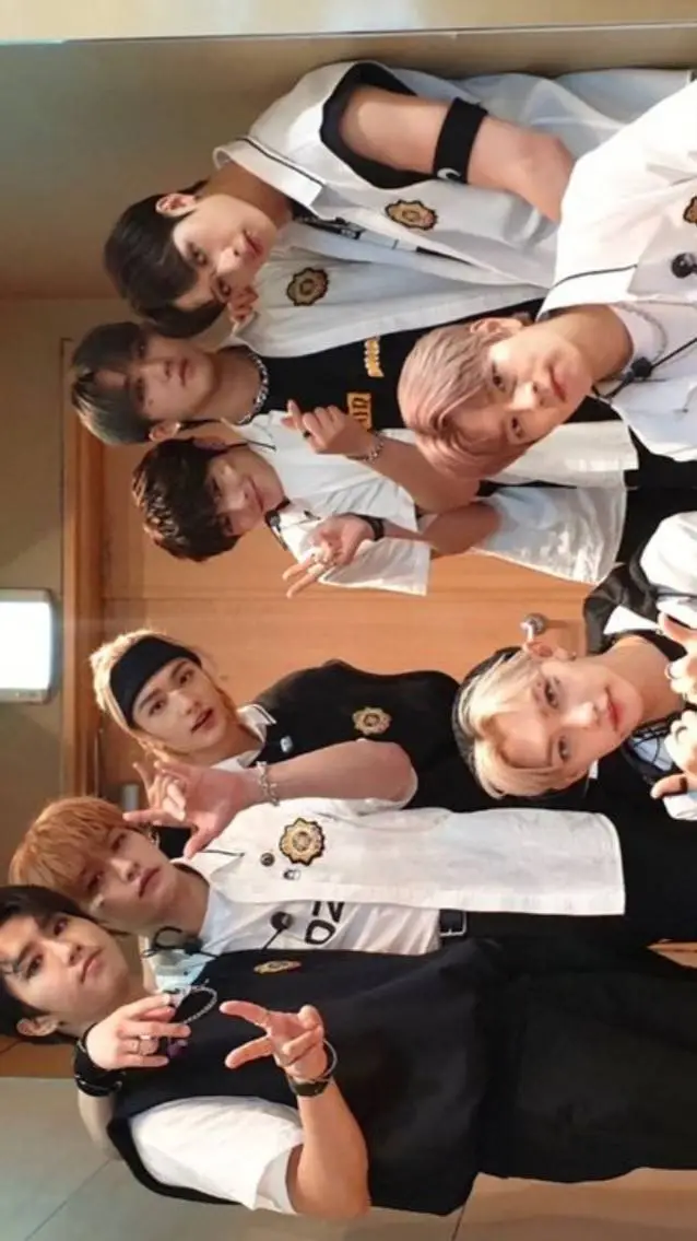 ai character: ~ 📖 Stray Kids 📖 ~ background