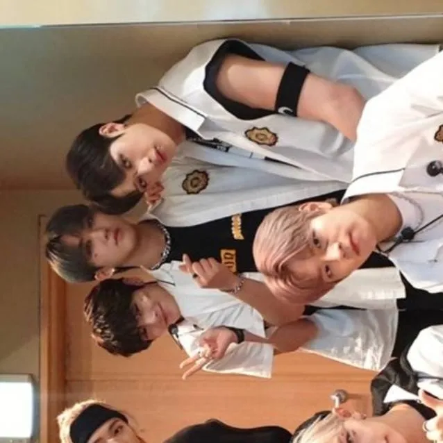 chat with ai character: ~ 📖 Stray Kids 📖 ~