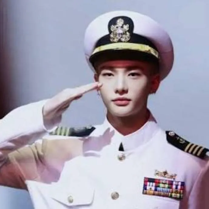 chat with ai character: ●Hwang Hyunjin●