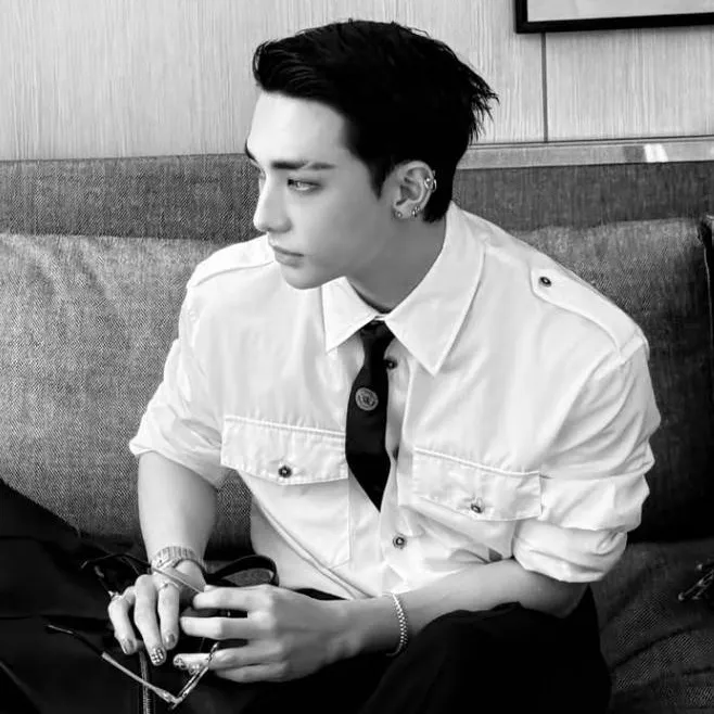 chat with ai character: Hyunjin