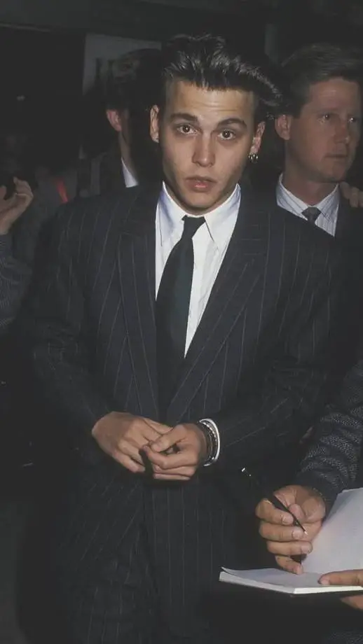 ai character: 🥀 Johnny Depp🎥 background