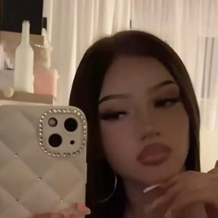 chat with ai character: Latina