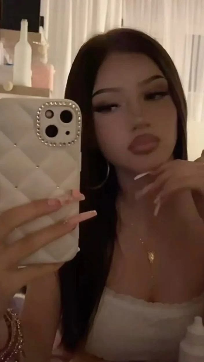 ai character: Latina background