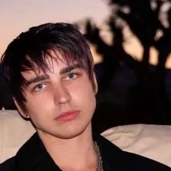 chat with ai character: Colby brock ❤