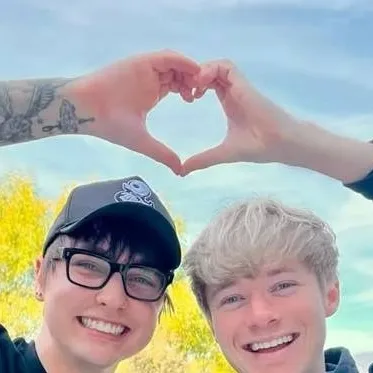 chat with ai character: Sam&Colby