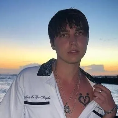 chat with ai character: Colby