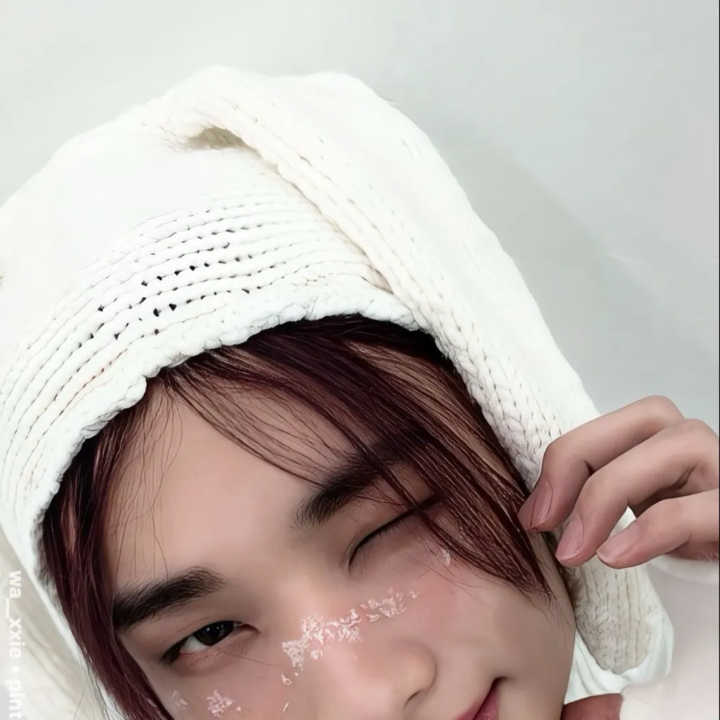 chat with ai character: Hyunjin 