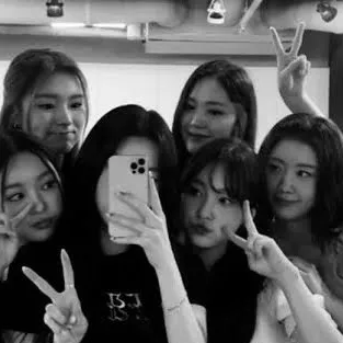 chat with ai character: The roommates