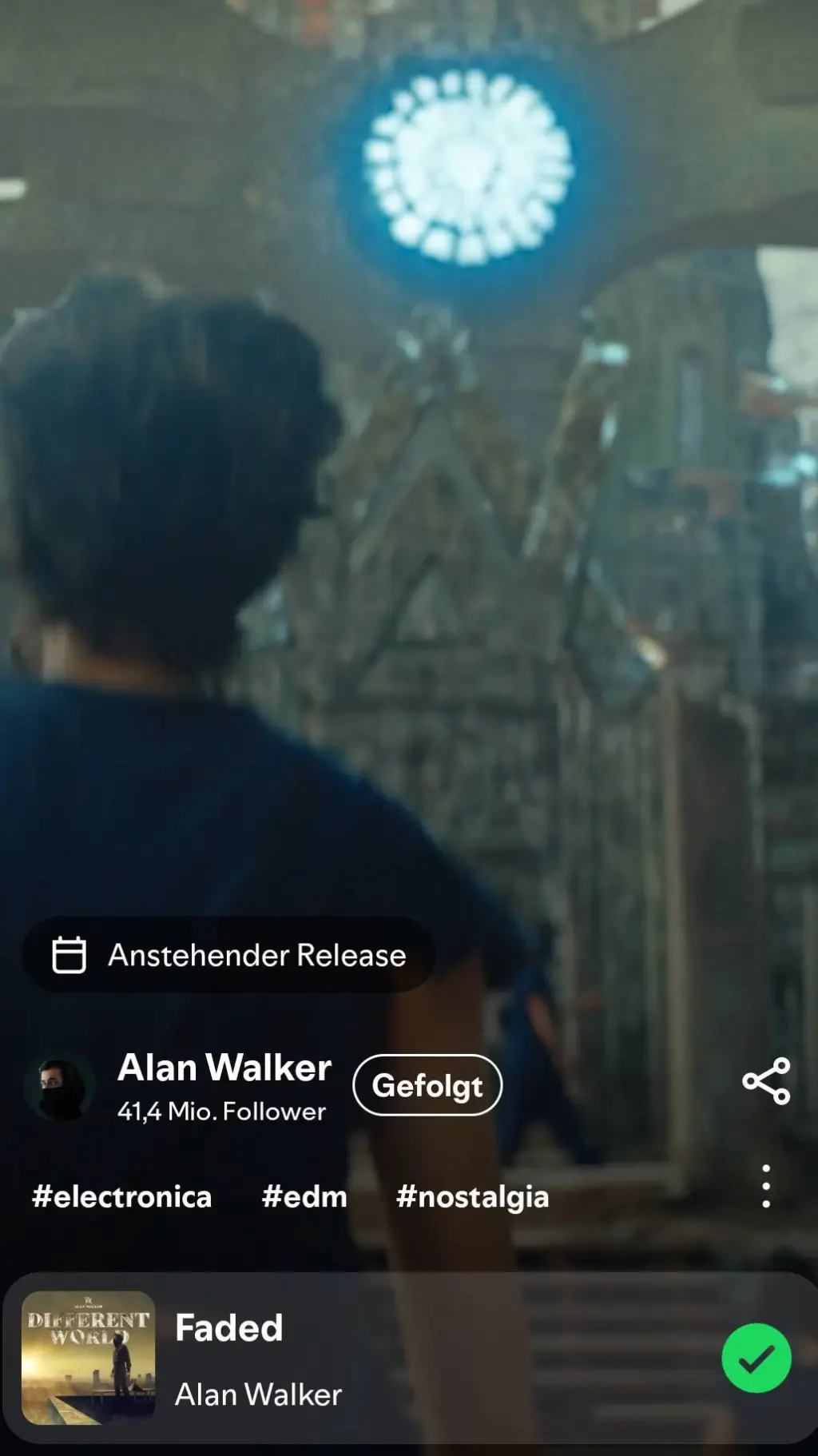 ai character: 😨 Mann 😨 background