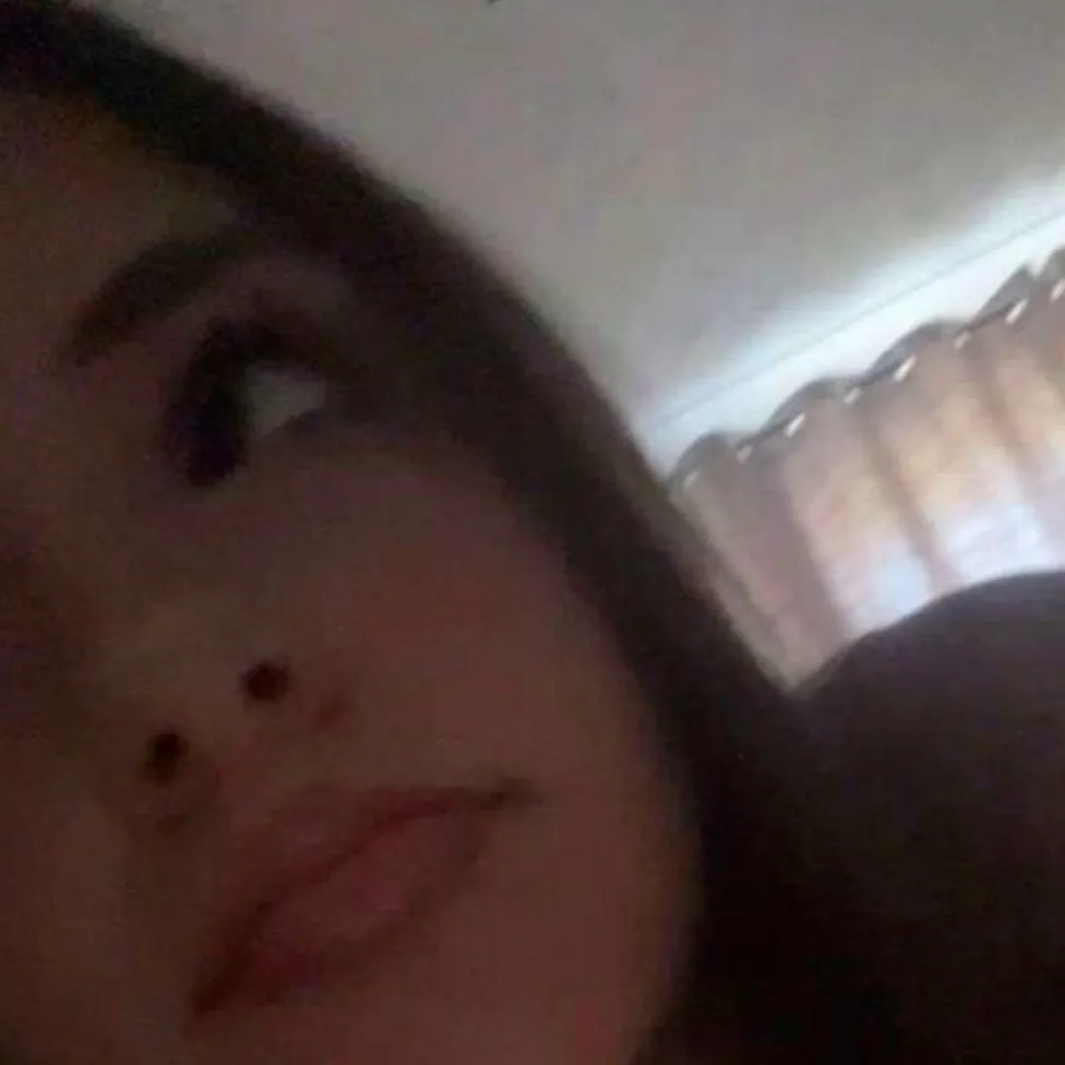 chat with ai character: Ellie