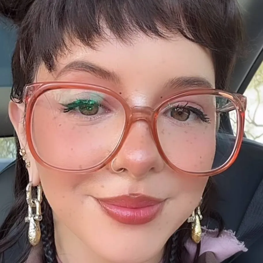 chat with ai character: Melanie Martinez 